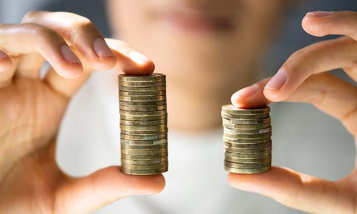 mujer-sujeta-euros-monedas-detalle-dreamstime.jpg