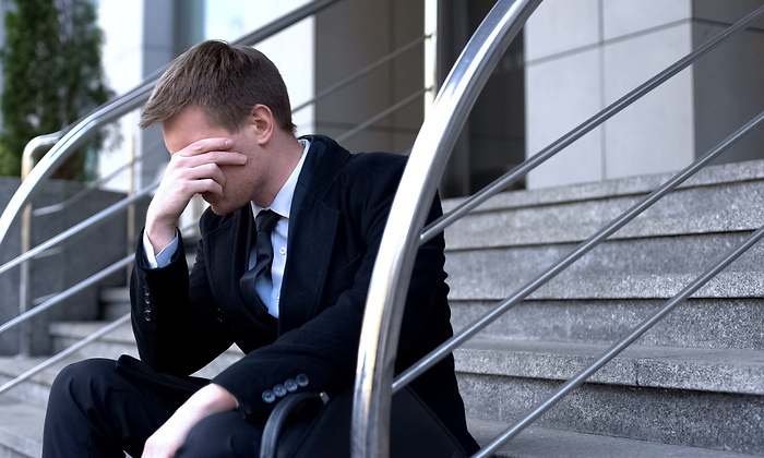 trabajador-despedido-manos-cabeza-escaleras-dreamstime.jpg