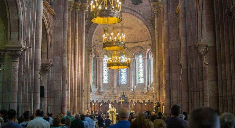 Interior de la Basílica de Santa María la Real de Covadonga en plena misa