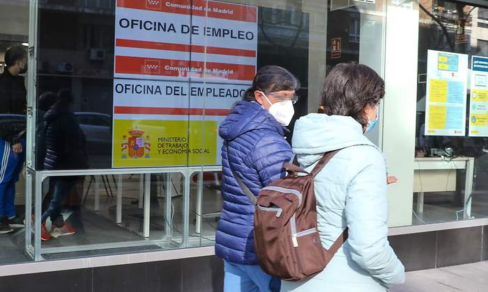 dos-mujeres-caminan-puerta-sepe-ep.jpg