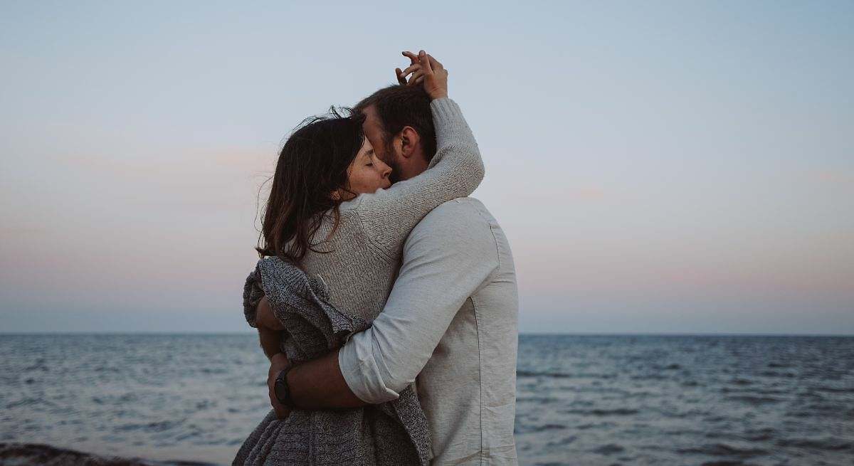Estas son las señales de que un hombre está enamorado, según los psicólogos