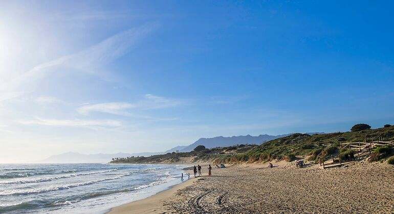 Playa con gente paseando