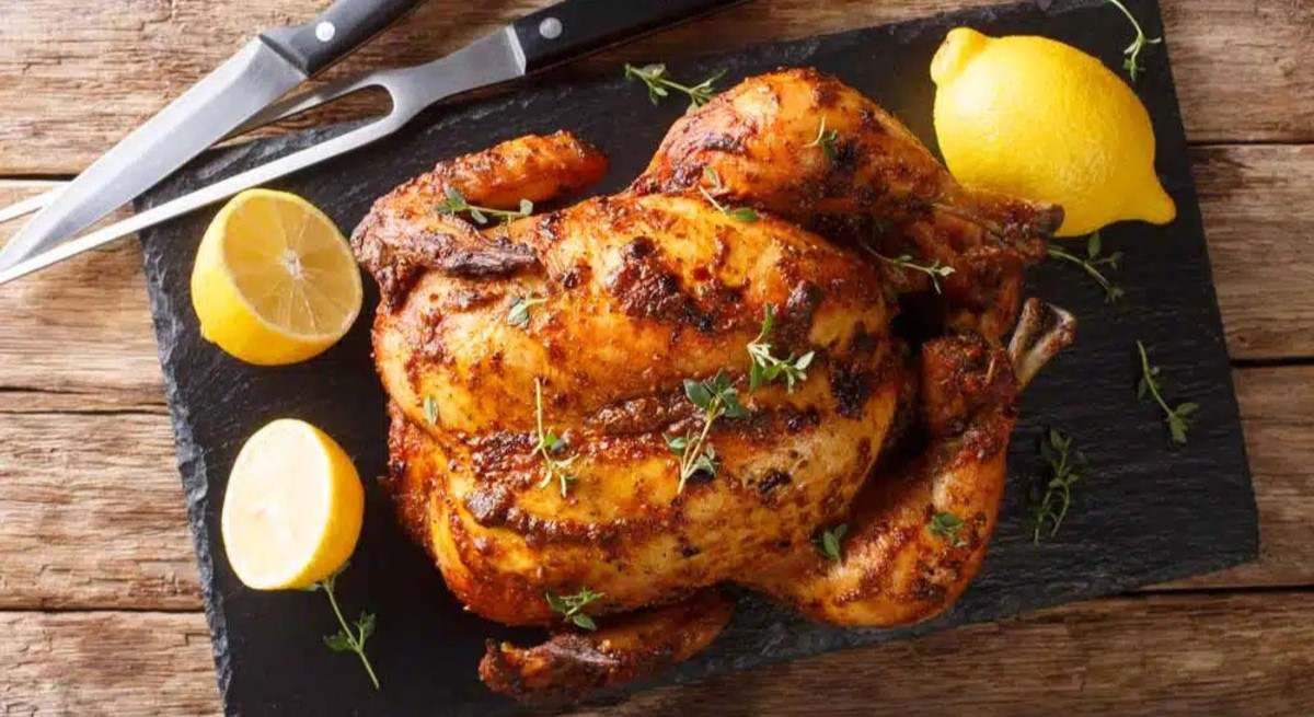 El sector del pollo asado avanza en campaña estival con una ligera alza de precio y consumo asegurado