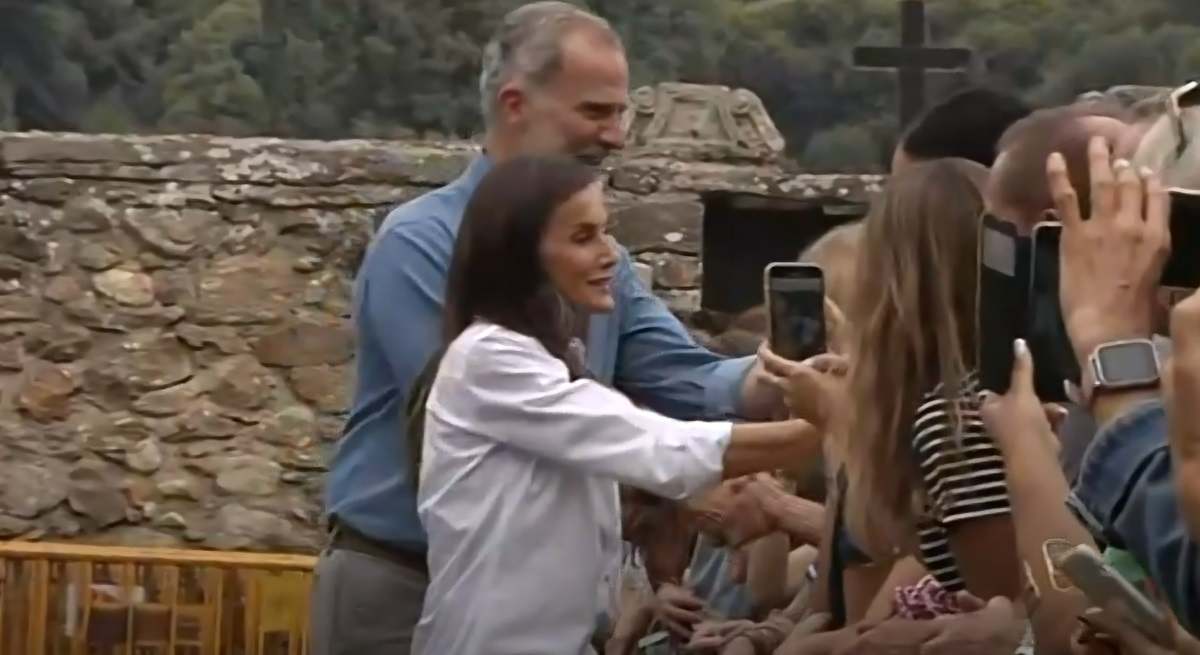 Felipe VI, en su visita a Sanabria sacudida por los incendios: "Los testimonios son sobrecogedores, queríamos estar cerca de los afectados"