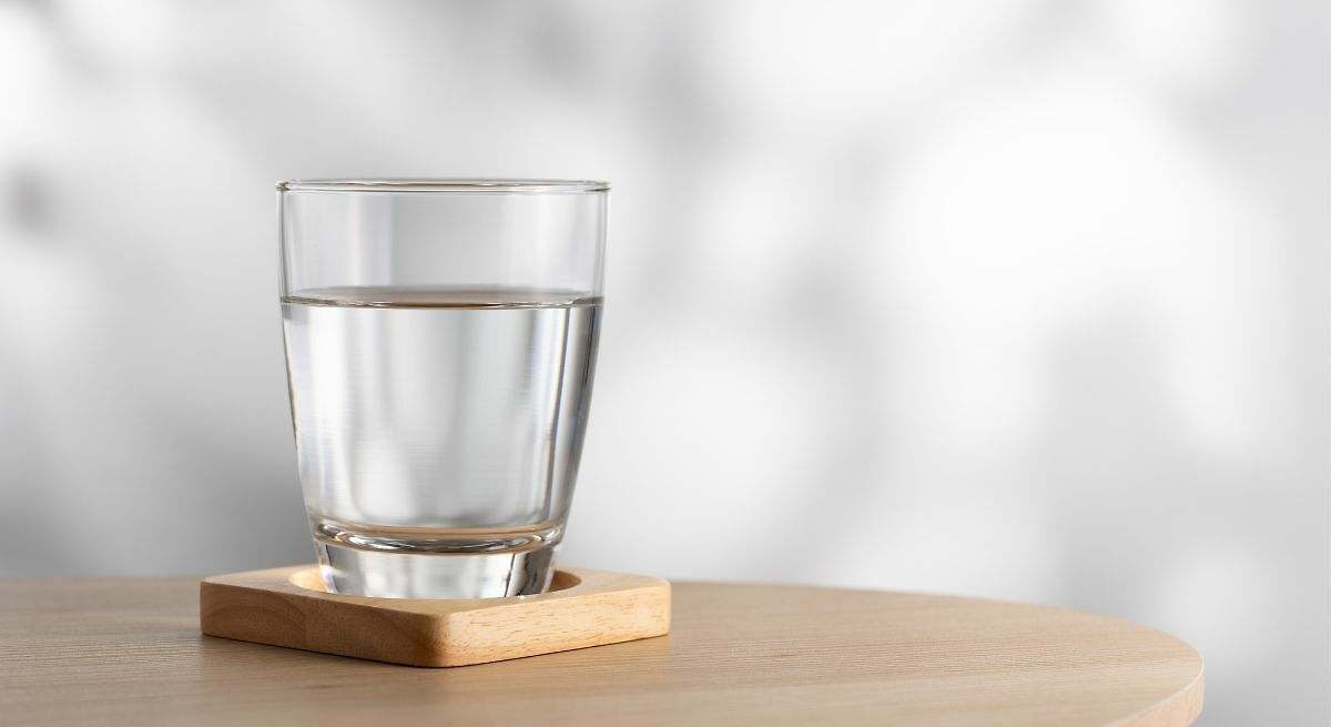 Un vaso de agua detrás de la puerta: el truco sencillo con el que terminarás con el gran problema para el próximo verano