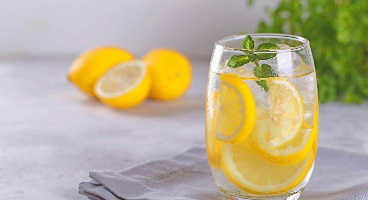 Lo que un cardiólogo afirma sobre el consumo de la infusión de agua con limón: "No vale para mucho