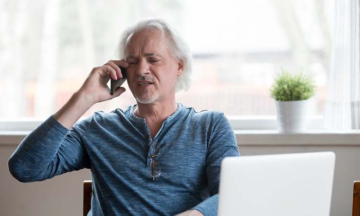 jubilado-habla-telefono-ordenador-dreamstime.jpg
