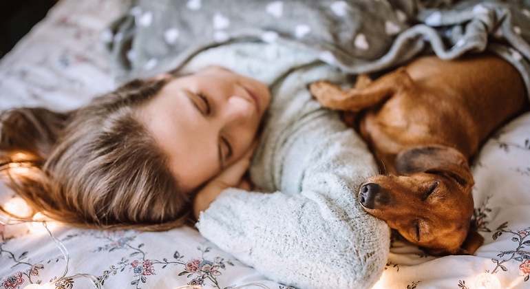 mujer-y-perro-durmiendo