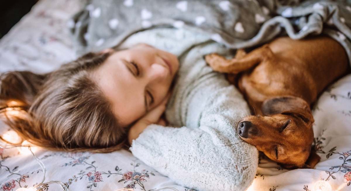 mujer-y-perro-durmiendo