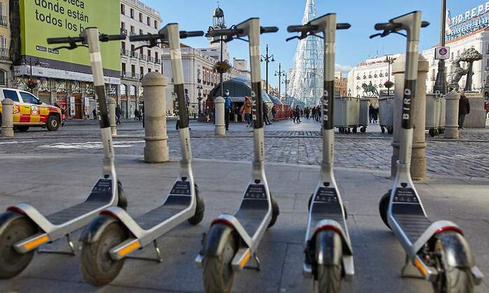 EuropaPress_3506418_varios_patinetes_electricos_estacionados_centro_madrid_espana_enero_2021-1.jpg