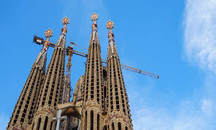 Vista-inferior-de-la-Catedral-de-la-Sagrada-Familia-sobre-un-fondo-de-cielo-azul--iStock.jpg