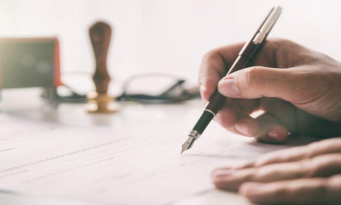 1200-x-655-Notario-firmando-un-documento-Istock.jpg