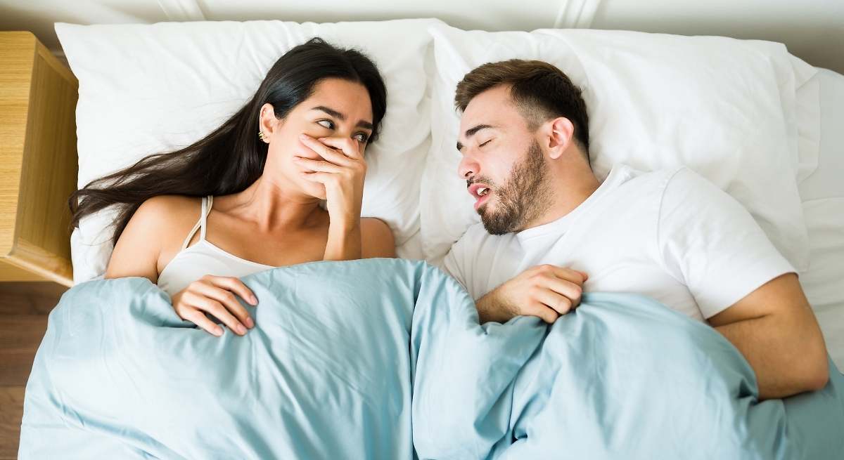 Adiós al mal aliento por las mañanas: se acabó despertar con un sabor desagradable en la boca con el método del dentista