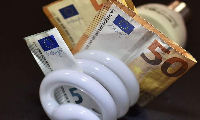 billetes-50-euros-entre-bombilla-dreamstime.jpg
