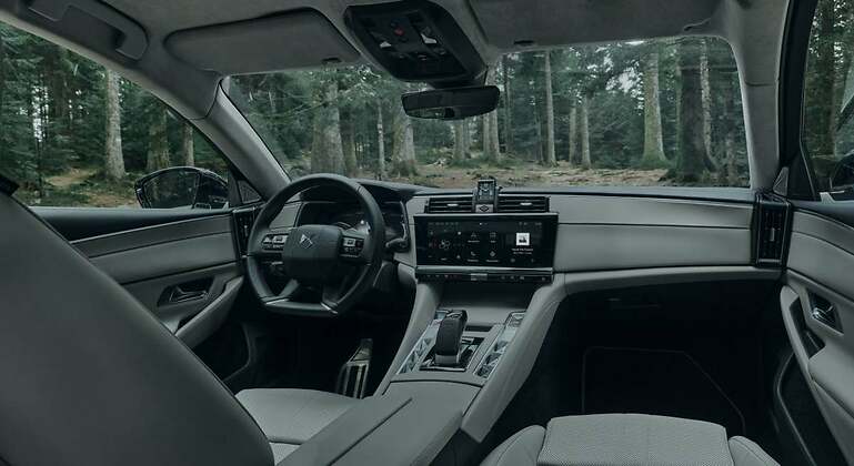 El interior en el exclusivo cuero Nappa Gris Perla.