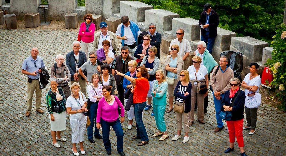 Depender en gran medida de los viajes en grupo