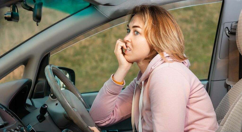 Morderse las uñas o maquillarse en un semáforo: estas son las multas más extrañas de la DGT que pueden costarte hasta 200 euros