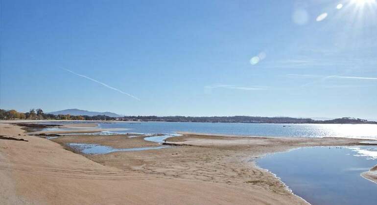 Playa de Barraña con un arenal que se entremezcla con la entrada del mar