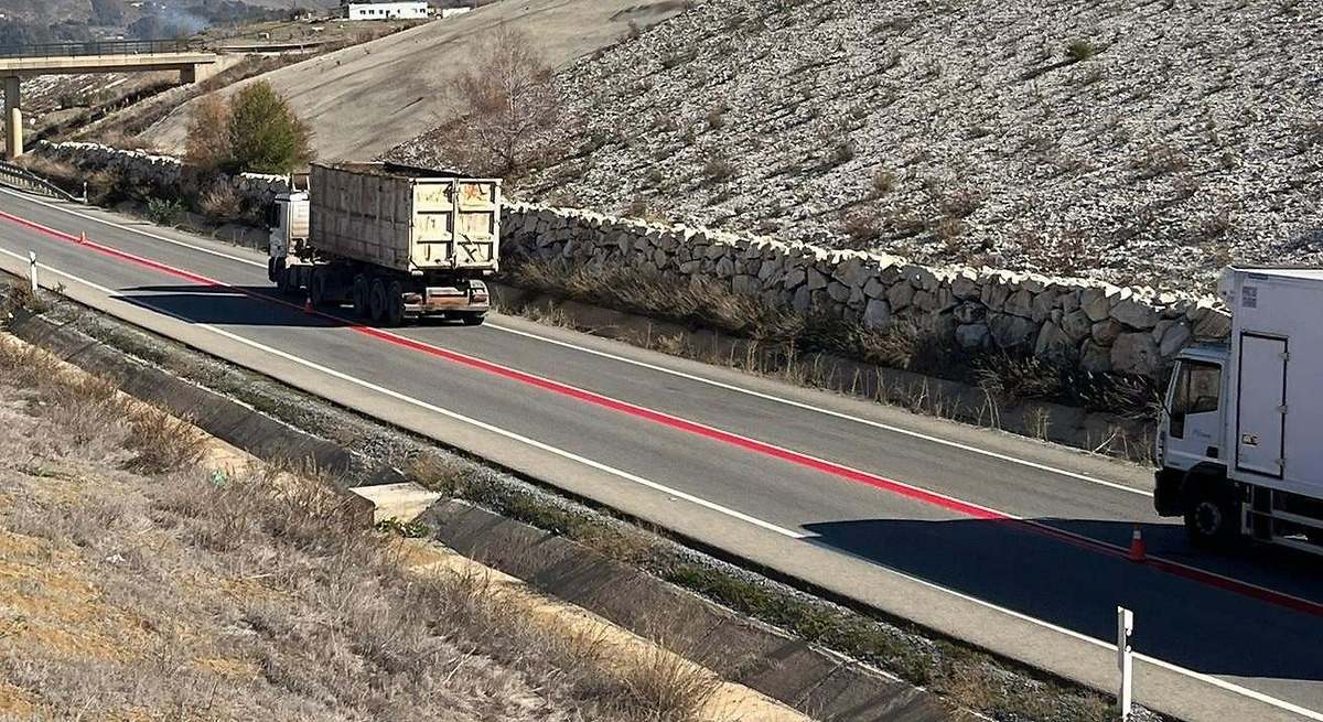 La DGT inaugura la línea roja en las carreteras: esta es su función y lo que cambia para la vida de los conductores