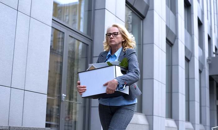 trabajadora-despedida-caja-calle-dreamstime.jpg