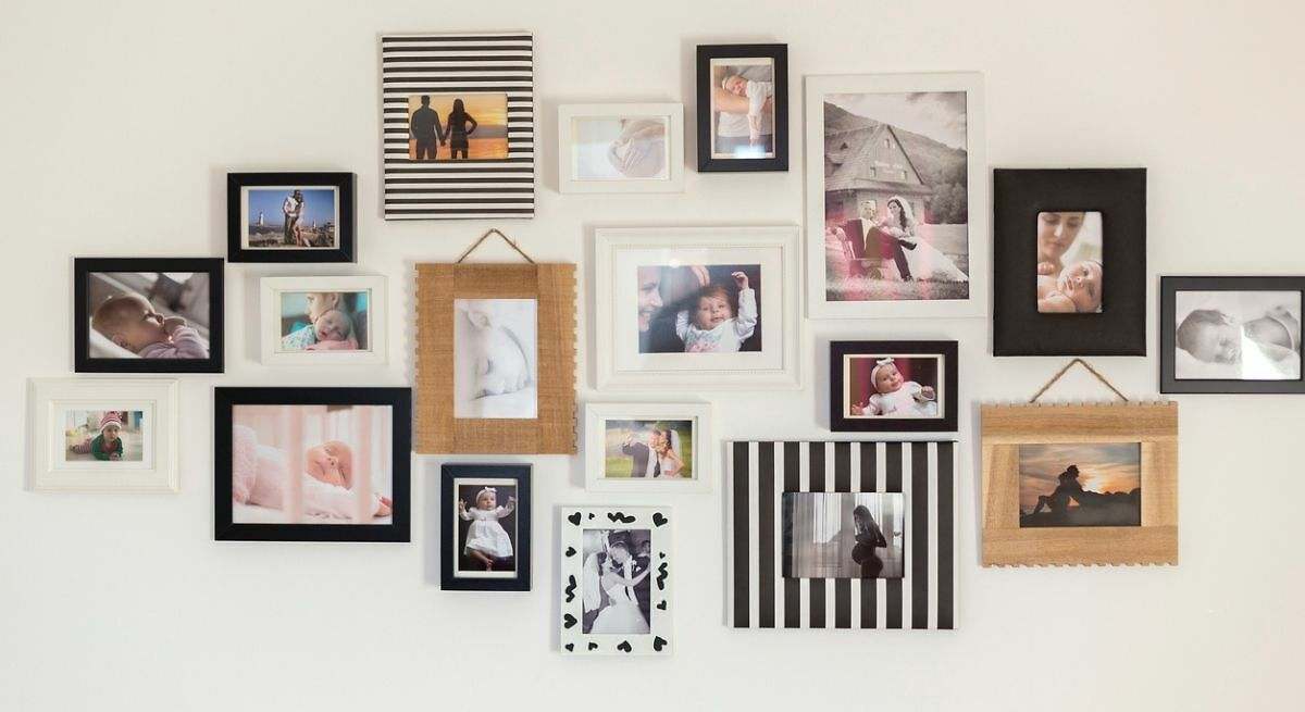 Muchos marcos con fotos familiares