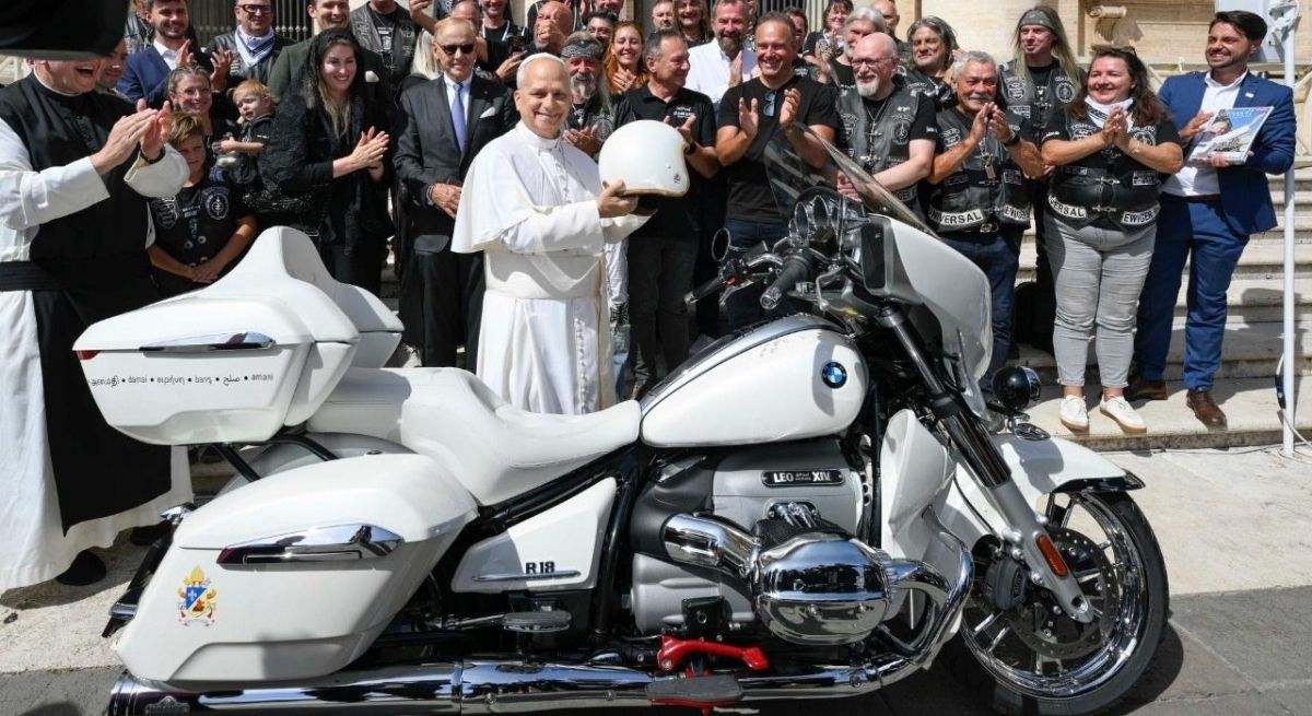 El Papa León XIV recibe una moto BMW personalizada como regalo: la bendice y la firma para destinarla a una subasta solidaria