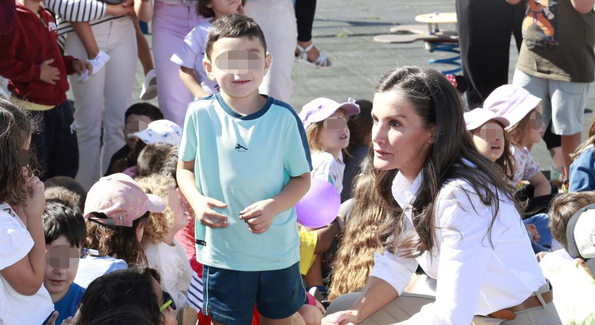 Los Reyes visitan Ourense, arrasada por los incendios: Letizia, muy cariñosa con los más pequeños