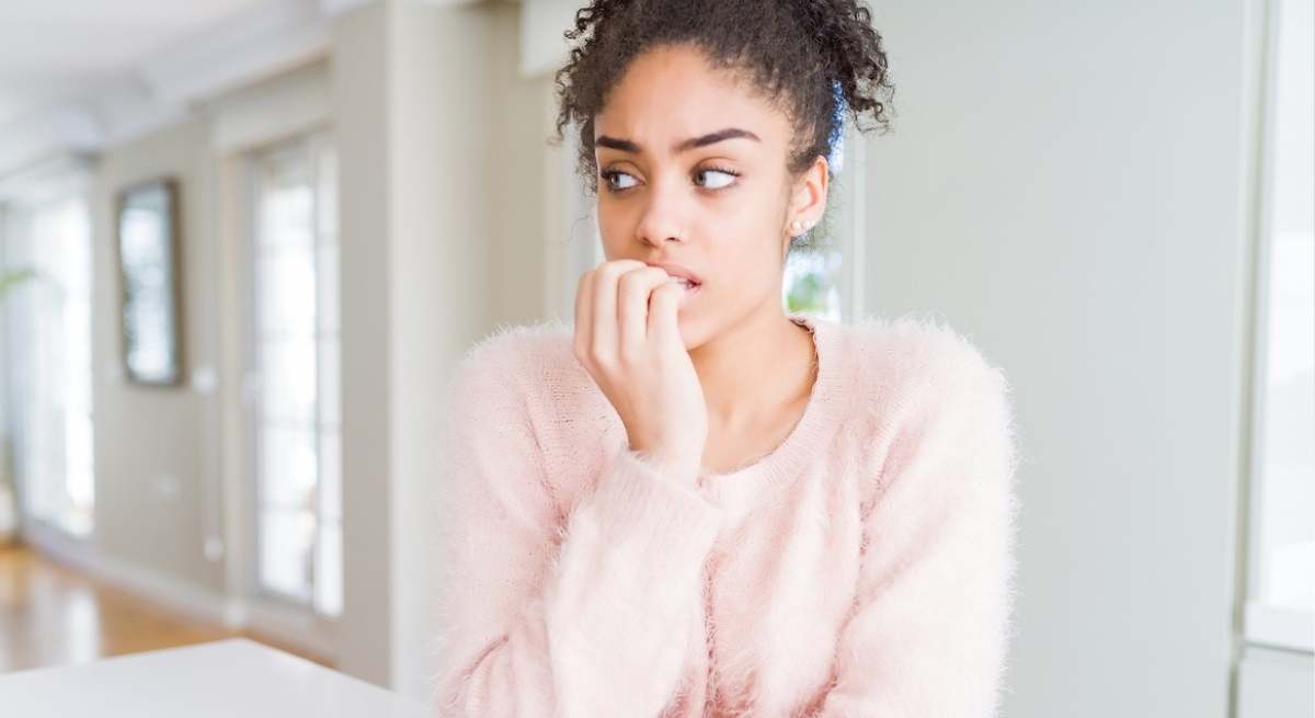 Qué significa que una persona desvíe la mirada al hablar, según la psicología