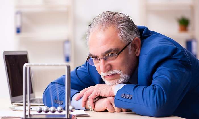 trabajador-observa-oficina-cerca-jubilado-dreamstime.jpg