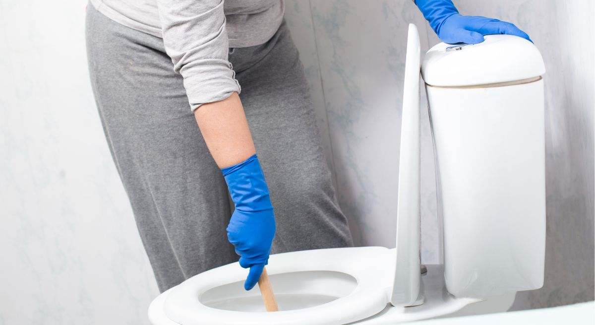 Ni vinagre, ni bicarbonato: esta es la mejor forma de quitar el sarro para siempre de las canillas y del inodoro