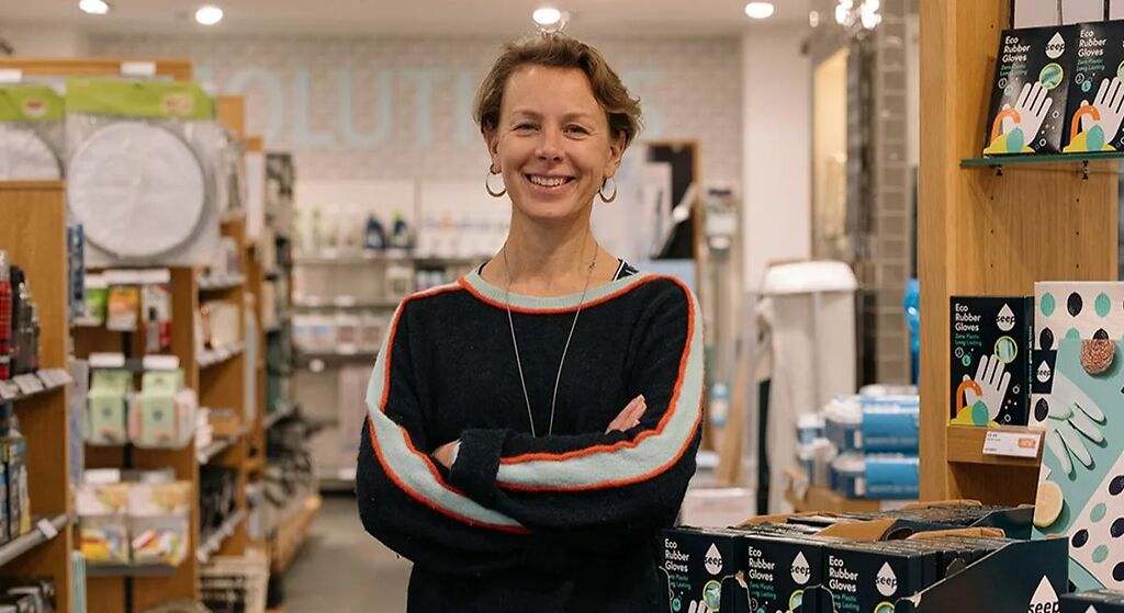Laura Harnett, experta en limpieza: "Las zapatillas sucias volverán a ser blancas si mezclamos solo dos ingredientes naturales"