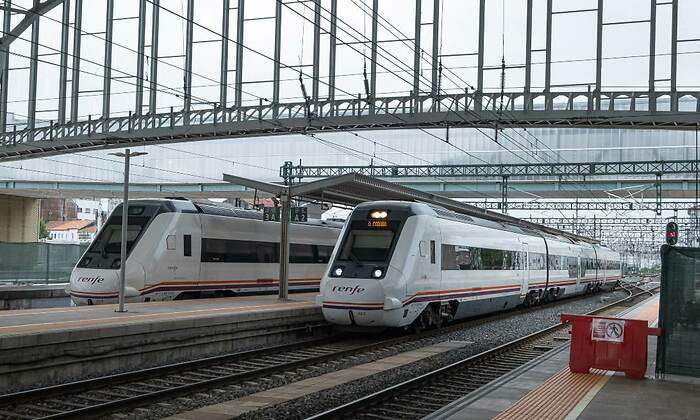 EuropaPress_4640314_trenes_cercanias_parados_vias_estacion_trenes_24_agosto_2022_santiago-1.jpg