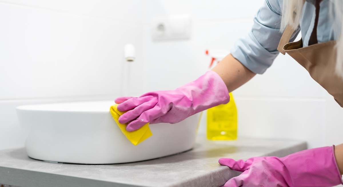 Barato, natural y para todos los rincones de casa: el producto de limpieza que elimina todas las manchas y pocos conocen