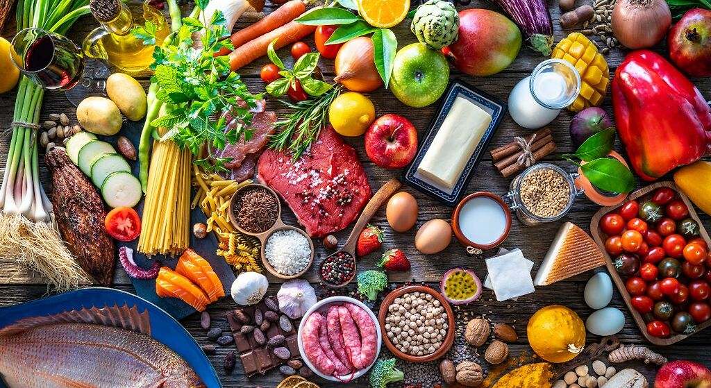 Estos son los alimentos que jamás deberías comer crudos: pueden llegar a ser mortales