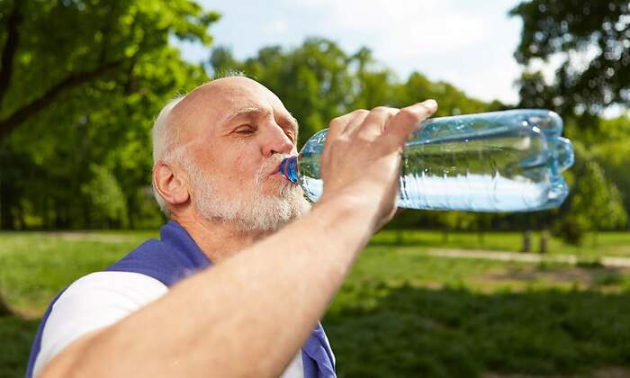 jubilado-bebe-botella-agua-dreamstime.jpg