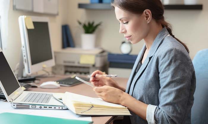 trabajadora-consulta-movil-dreamstime.jpg