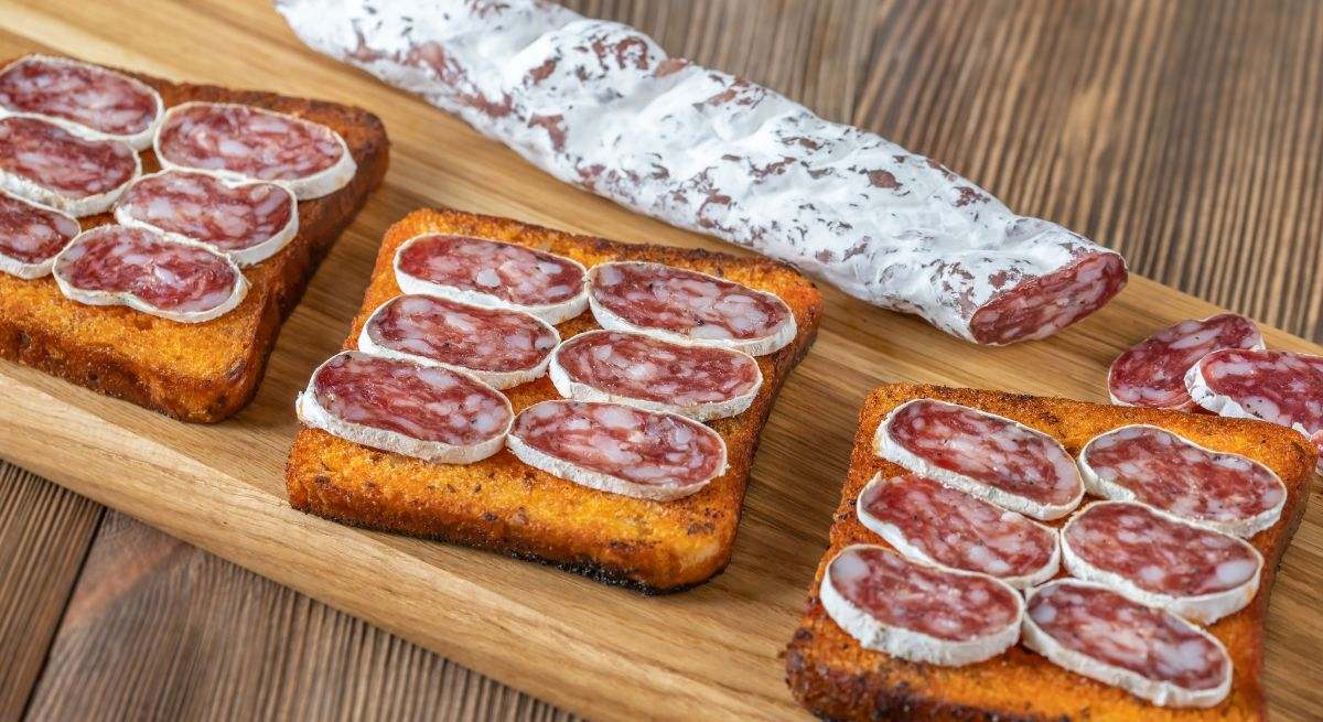 Alerta sanitaria en España: presencia de salmonella en varios lotes de fuet loncheado de tres conocidas marcas