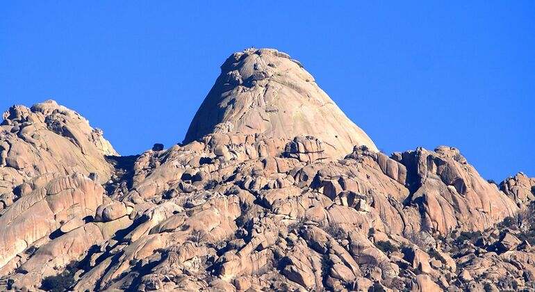 Una gran formación geológica de tonos arcilla