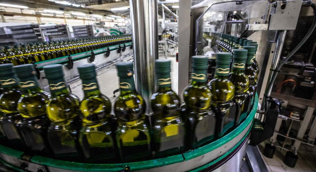 Deoleo factura un 24% más en España por la subida del precio del aceite y reduce pérdidas