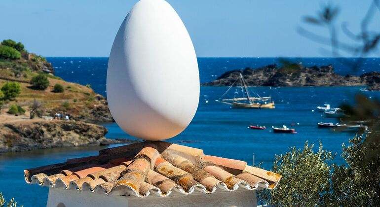 La casa museo de dali con un huevo gigante