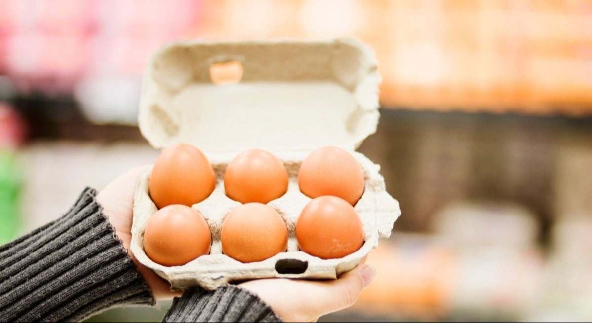 Este es el motivo por el que brillan tanto los huevos cocidos de los supermercados en España: "Se aplica un aditivo a la cáscara..."