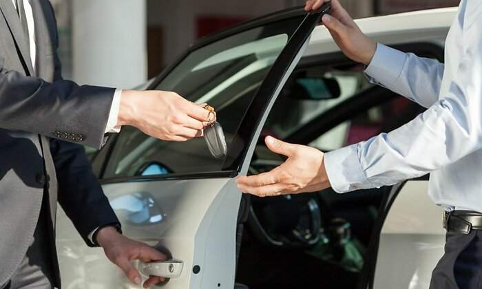coches-ayudas-madrid-concesionario-iStock-486827324.jpg