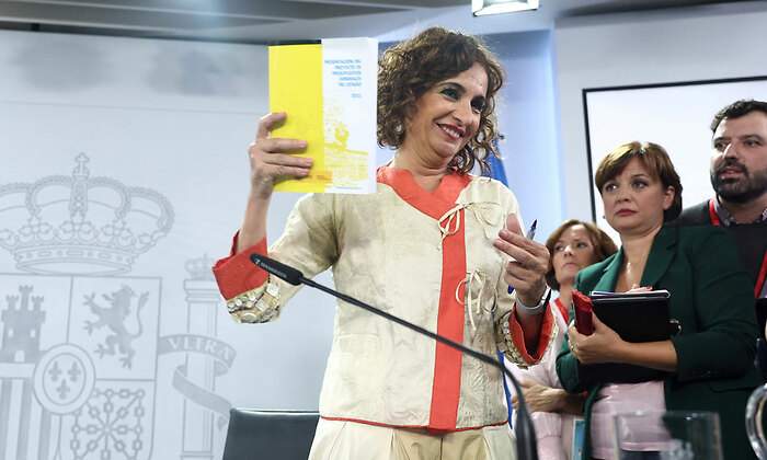 EuropaPress_4724951_ministra_hacienda_funcion_publica_maria_jesus_montero_sostiene_libro.jpg