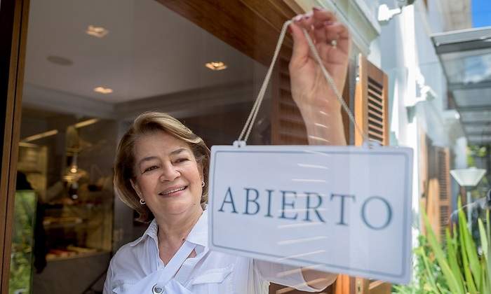 1200-x-655-Comerciante-abriendo-la-puerta-su-local-Istock.jpg