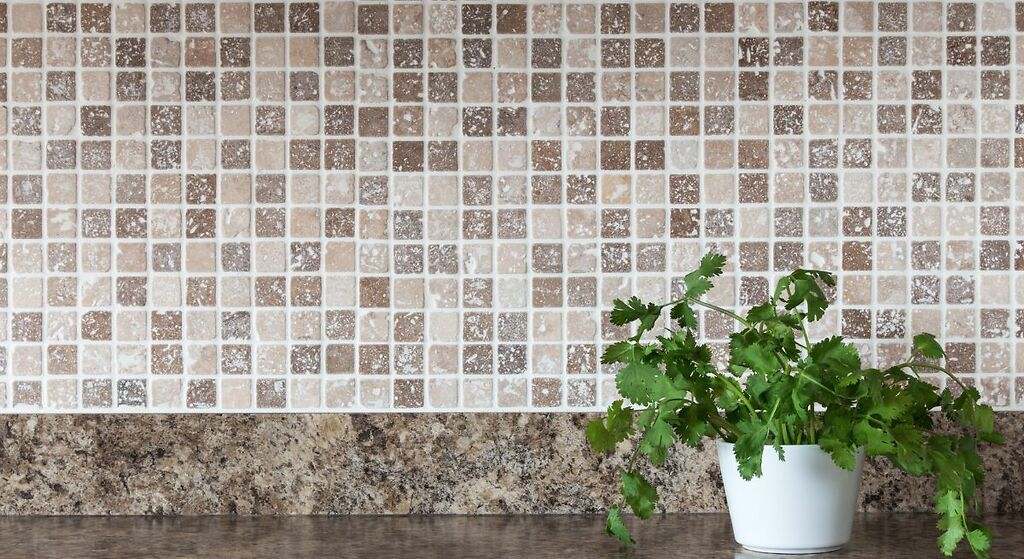 Poner azulejos adhesivos en la cocina