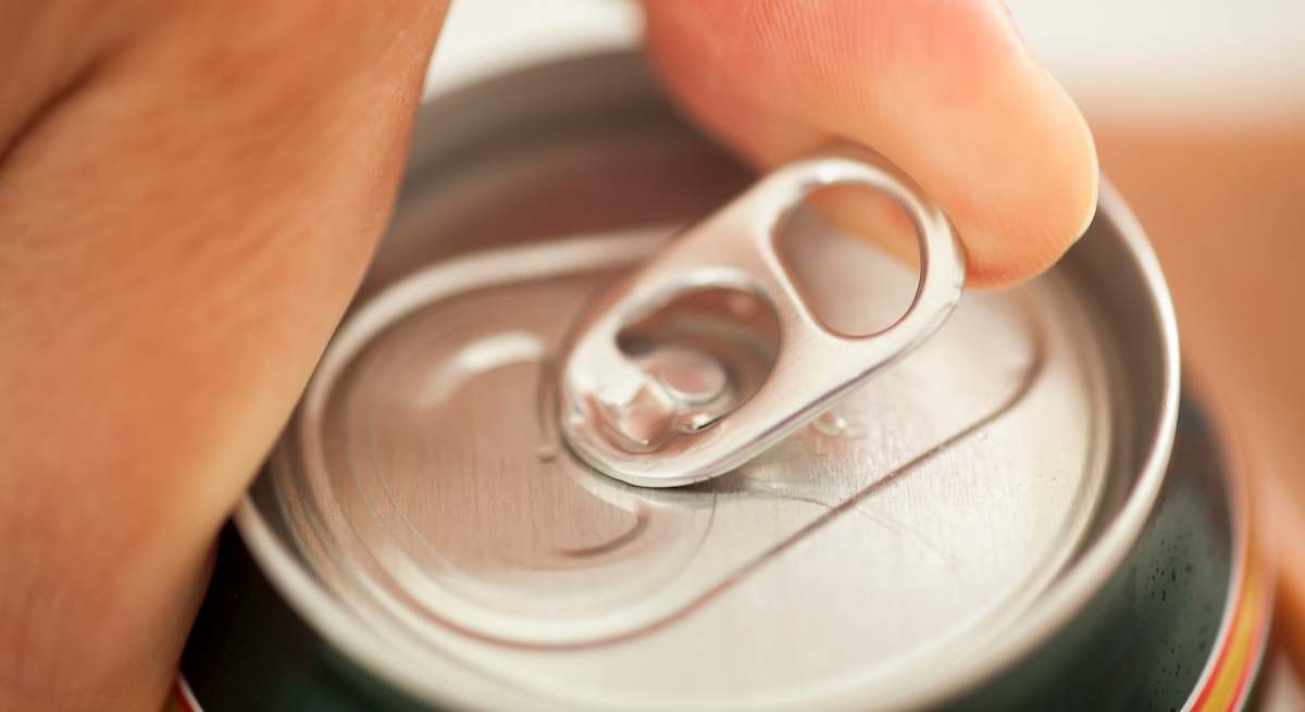 Si eres de los que limpian las latas de refresco antes de beber, esto te interesa: un ambientólogo muestra qué pasa realmente al hacerlo