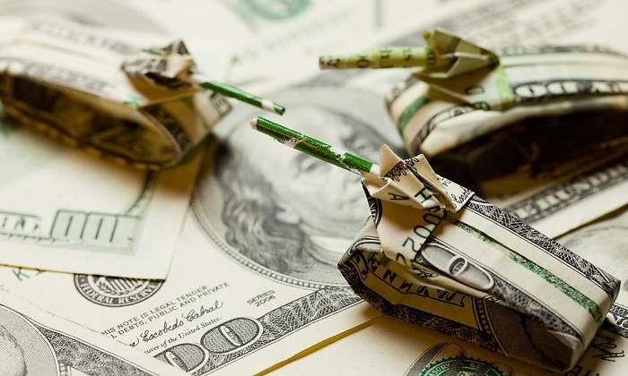 dinero-dolar-guerra-tanques-alamy.jpg