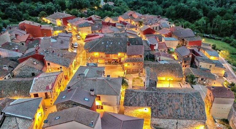 Las calles del pueblo iluminadas con un bonito tono dorado
