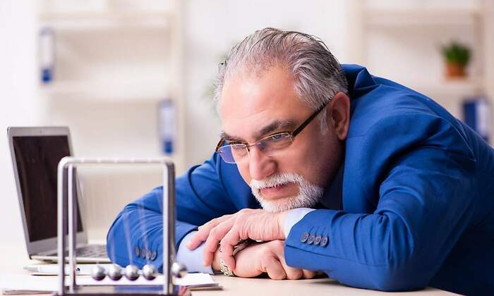 trabajador-observa-oficina-cerca-jubilado-dreamstime.jpg