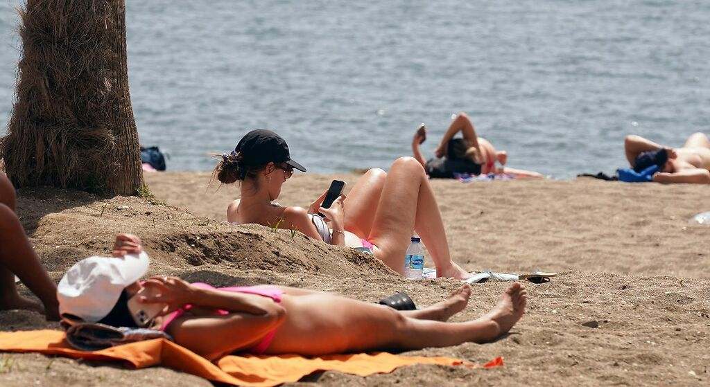 Las diez cosas por las que te pueden multar en la playa: desde lavarse con jabón en las duchas hasta poner la sombrilla para guardar el sitio